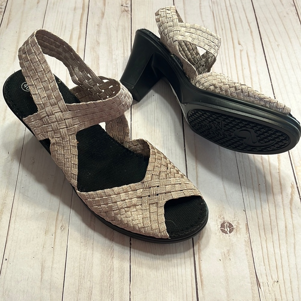 NWOT Bernie Mev. Delila Sandal Soft Mauve Heels 3” Block Heels Size 40